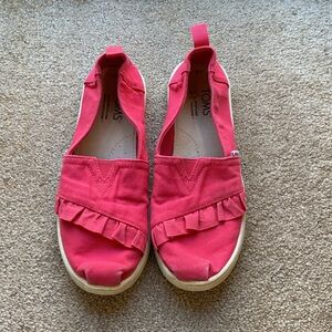 Tom’s pink ruffle slip on, Sz 4 youth